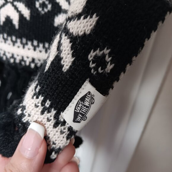 Vans Black & White Skull and Crossbones Reindeer Christmas Knit Scarf - Picture 3 of 7